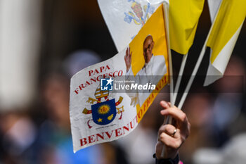 2024-04-28 - The faithful greet the Holy Father Pope Francis - VISIT OF HOLY FATHER POPE FRANCIS TO VENICE. - NEWS - RELIGION