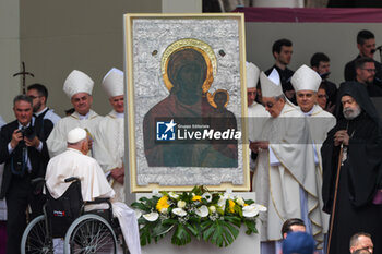 2024-04-28 - Holy Father, Pope Francis Sovereign of Vatican City pray in front of the image of the Madonna - VISIT OF HOLY FATHER POPE FRANCIS TO VENICE. - NEWS - RELIGION
