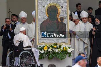 2024-04-28 - Holy Father, Pope Francis Sovereign of Vatican City pray in front of the image of the Madonna - VISIT OF HOLY FATHER POPE FRANCIS TO VENICE. - NEWS - RELIGION