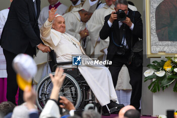 2024-04-28 - Pope Francis greets thousands of faithful as he arrives in St. Mark's Square - VISIT OF HOLY FATHER POPE FRANCIS TO VENICE. - NEWS - RELIGION