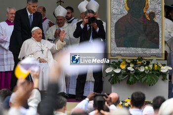 2024-04-28 - Pope Francis greets thousands of faithful as he arrives in St. Mark's Square - VISIT OF HOLY FATHER POPE FRANCIS TO VENICE. - NEWS - RELIGION