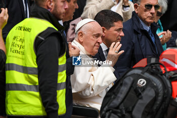 2024-04-28 - Pope Francis greets thousands of faithful as he arrives in St. Mark's Square - VISIT OF HOLY FATHER POPE FRANCIS TO VENICE. - NEWS - RELIGION