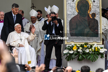 2024-04-28 - Pope Francis greets thousands of faithful as he arrives in St. Mark's Square - VISIT OF HOLY FATHER POPE FRANCIS TO VENICE. - NEWS - RELIGION