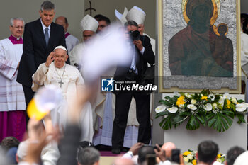 2024-04-28 - Pope Francis greets thousands of faithful as he arrives in St. Mark's Square - VISIT OF HOLY FATHER POPE FRANCIS TO VENICE. - NEWS - RELIGION