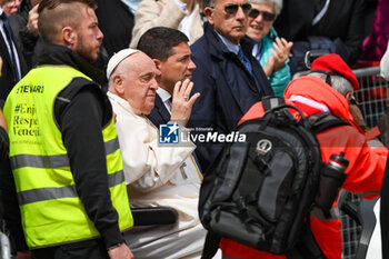 2024-04-28 - Pope Francis greets thousands of faithful as he arrives in St. Mark's Square - VISIT OF HOLY FATHER POPE FRANCIS TO VENICE. - NEWS - RELIGION