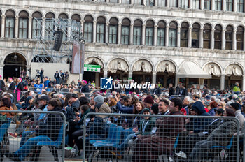 2024-04-28 - The faithful in St. Mark's Square await the Holy Father Pope Francis - VISIT OF HOLY FATHER POPE FRANCIS TO VENICE. - NEWS - RELIGION