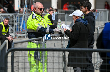 2024-04-28 - Volunteers assist the faithful - VISIT OF HOLY FATHER POPE FRANCIS TO VENICE. - NEWS - RELIGION