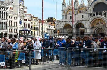 2024-04-28 - The faithful follow the Holy Mass in prayer - VISIT OF HOLY FATHER POPE FRANCIS TO VENICE. - NEWS - RELIGION