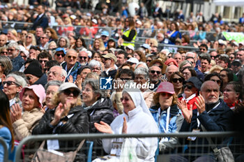 2024-04-28 - The faithful greet the Holy Father Pope Francis - VISIT OF HOLY FATHER POPE FRANCIS TO VENICE. - NEWS - RELIGION