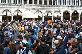 2024-04-28 - The faithful greet the Holy Father Pope Francis - VISIT OF HOLY FATHER POPE FRANCIS TO VENICE. - NEWS - RELIGION