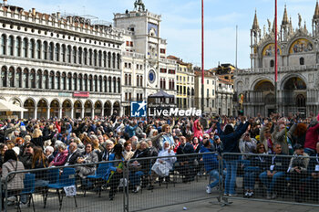 2024-04-28 - The faithful follow the Holy Mass in prayer - VISIT OF HOLY FATHER POPE FRANCIS TO VENICE. - NEWS - RELIGION