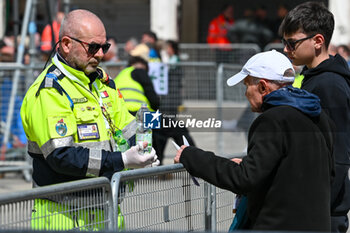 2024-04-28 - Volunteers assist the faithful - VISIT OF HOLY FATHER POPE FRANCIS TO VENICE. - NEWS - RELIGION