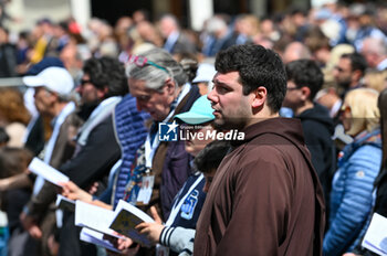 2024-04-28 - The faithful follow the Holy Mass in prayer - VISIT OF HOLY FATHER POPE FRANCIS TO VENICE. - NEWS - RELIGION