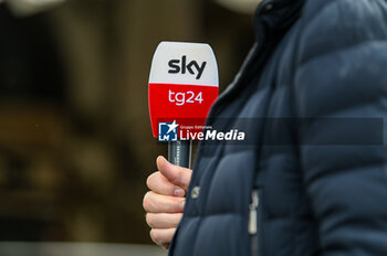 2024-04-28 - Detail of microphone of Sky tg24 - VISIT OF HOLY FATHER POPE FRANCIS TO VENICE. - NEWS - RELIGION