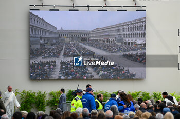 2024-04-28 - The big ledwall of St. Mark's Square - VISIT OF HOLY FATHER POPE FRANCIS TO VENICE. - NEWS - RELIGION