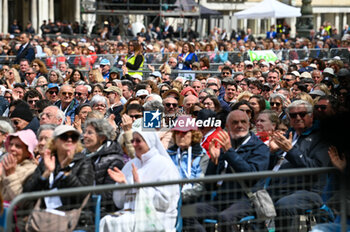 2024-04-28 - The faithful greet the Holy Father Pope Francis - VISIT OF HOLY FATHER POPE FRANCIS TO VENICE. - NEWS - RELIGION