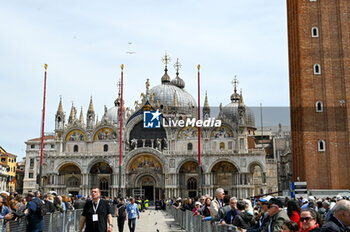 2024-04-28 - Details of Venice awaiting the arrival of Pope Francis - VISIT OF HOLY FATHER POPE FRANCIS TO VENICE. - NEWS - RELIGION