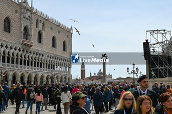 2024-04-28 - The faithful in St. Mark's Square await the Holy Father Pope Francis - VISIT OF HOLY FATHER POPE FRANCIS TO VENICE. - NEWS - RELIGION