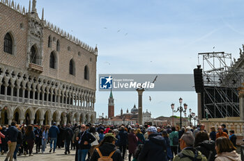 2024-04-28 - Details of Venice St. Mark's Square - VISIT OF HOLY FATHER POPE FRANCIS TO VENICE. - NEWS - RELIGION