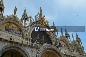 2024-04-28 - Details of Venice St. Mark's Square - VISIT OF HOLY FATHER POPE FRANCIS TO VENICE. - NEWS - RELIGION