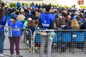 2024-04-28 - Volunteers assist the faithful - VISIT OF HOLY FATHER POPE FRANCIS TO VENICE. - NEWS - RELIGION