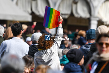 2024-04-28 - The faithful greet the Holy Father Pope Francis - VISIT OF HOLY FATHER POPE FRANCIS TO VENICE. - NEWS - RELIGION