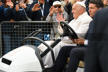 2024-04-28 - Pope Francis greets thousands of faithful as he arrives in St. Mark's Square - VISIT OF HOLY FATHER POPE FRANCIS TO VENICE. - NEWS - RELIGION