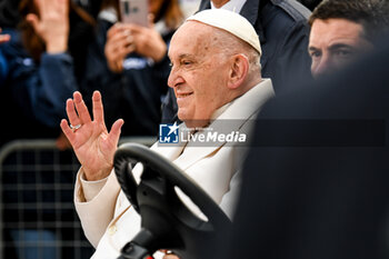 2024-04-28 - Pope Francis greets thousands of faithful as he arrives in St. Mark's Square - VISIT OF HOLY FATHER POPE FRANCIS TO VENICE. - NEWS - RELIGION