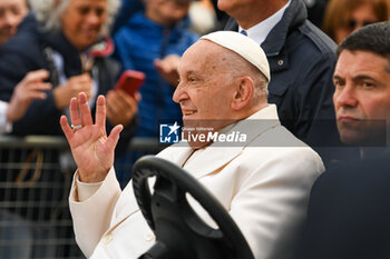 2024-04-28 - Pope Francis greets thousands of faithful as he arrives in St. Mark's Square - VISIT OF HOLY FATHER POPE FRANCIS TO VENICE. - NEWS - RELIGION