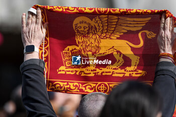 2024-04-28 - Flag of Venice Lion of St Marc - VISIT OF HOLY FATHER POPE FRANCIS TO VENICE. - NEWS - RELIGION