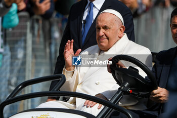 2024-04-28 - Pope Francis greets thousands of faithful as he arrives in St. Mark's Square - VISIT OF HOLY FATHER POPE FRANCIS TO VENICE. - NEWS - RELIGION