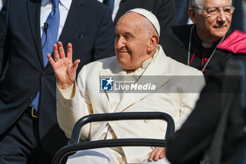 2024-04-28 - Pope Francis greets thousands of faithful as he arrives in St. Mark's Square - VISIT OF HOLY FATHER POPE FRANCIS TO VENICE. - NEWS - RELIGION