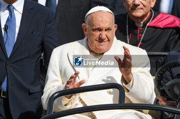 2024-04-28 - Pope Francis greets thousands of faithful as he arrives in St. Mark's Square - VISIT OF HOLY FATHER POPE FRANCIS TO VENICE. - NEWS - RELIGION