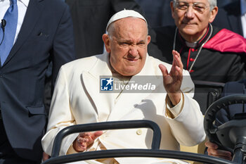 2024-04-28 - Pope Francis greets thousands of faithful as he arrives in St. Mark's Square - VISIT OF HOLY FATHER POPE FRANCIS TO VENICE. - NEWS - RELIGION
