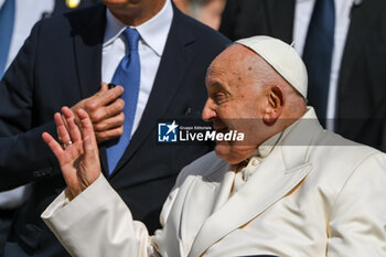 2024-04-28 - Pope Francis greets thousands of faithful as he arrives in St. Mark's Square - VISIT OF HOLY FATHER POPE FRANCIS TO VENICE. - NEWS - RELIGION