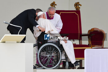 2024-04-28 - Holy Father, Pope Francis Sovereign of Vatican City leaves the altar - VISIT OF HOLY FATHER POPE FRANCIS TO VENICE. - NEWS - RELIGION