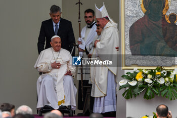 2024-04-28 - Holy Father, Pope Francis Sovereign of Vatican City prays in front of the icon of the Holy Madonna della Salute - VISIT OF HOLY FATHER POPE FRANCIS TO VENICE. - NEWS - RELIGION