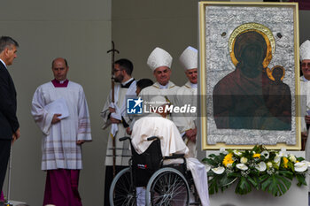 2024-04-28 - Holy Father, Pope Francis Sovereign of Vatican City prays in front of the icon of the Holy Madonna della Salute - VISIT OF HOLY FATHER POPE FRANCIS TO VENICE. - NEWS - RELIGION