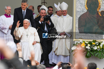 2024-04-28 - Pope Francis greets thousands of faithful as he arrives in St. Mark's Square - VISIT OF HOLY FATHER POPE FRANCIS TO VENICE. - NEWS - RELIGION