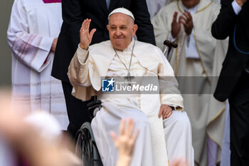 2024-04-28 - Pope Francis greets thousands of faithful as he arrives in St. Mark's Square - VISIT OF HOLY FATHER POPE FRANCIS TO VENICE. - NEWS - RELIGION