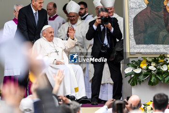 2024-04-28 - Pope Francis greets thousands of faithful as he arrives in St. Mark's Square - VISIT OF HOLY FATHER POPE FRANCIS TO VENICE. - NEWS - RELIGION