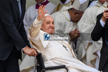 2024-04-28 - Pope Francis greets thousands of faithful as he arrives in St. Mark's Square - VISIT OF HOLY FATHER POPE FRANCIS TO VENICE. - NEWS - RELIGION