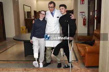 2024-01-05 - press conference Matteo Mariotti, a boy from Parma who was attacked by a shark in Australia and had his leg amputated - Matteo and Elisabetta Barbieri hospitalization companion with doctor Cesare Faldini - Bologna, Italy, January 5, 2024 - photo: corrispondente Bologna - PRESS CONFERENCE MATTEO MARIOTTI, A BOY FROM PARMA ATTACKED BY A SHARK IN AUSTRALIA AND WHO HAD HIS LEG AMPUTATED - NEWS - HEALTH