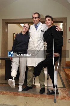 2024-01-05 - press conference Matteo Mariotti, a boy from Parma who was attacked by a shark in Australia and had his leg amputated - Matteo and Elisabetta Barbieri hospitalization companion with doctor Cesare Faldini - Bologna, Italy, January 5, 2024 - photo: corrispondente Bologna - PRESS CONFERENCE MATTEO MARIOTTI, A BOY FROM PARMA ATTACKED BY A SHARK IN AUSTRALIA AND WHO HAD HIS LEG AMPUTATED - NEWS - HEALTH