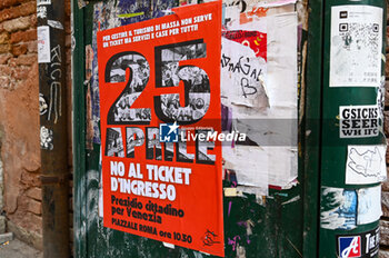 2024-04-28 - Banner of demonstration against the access ticket - ACCESS CONTROL GATES IN VENICE - NEWS - SOCIETY