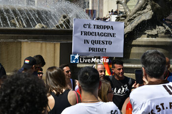 2024-06-15 - People showing banners during the annual Pride Parade in the streets of Rome - ROMA PRIDE 2024 - NEWS - SOCIETY