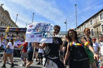 2024-06-15 - People showing banners during the annual Pride Parade in the streets of Rome - ROMA PRIDE 2024 - NEWS - SOCIETY