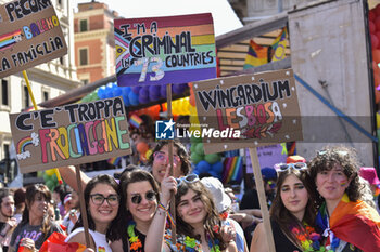 2024-06-15 - People showing banners during the annual Pride Parade in the streets of Rome - ROMA PRIDE 2024 - NEWS - SOCIETY