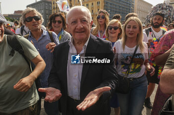 2024-06-29 - Vincenzo de Luca president of Campania region During Women and men parade through the streets of Naples for Mediterranean Pride of Naples 2024 - NAPOLI PRIDE PARADE - NEWS - SOCIETY