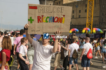 2024-06-29 - Women and men parade through the streets of Naples for Mediterranean Pride of Naples 2024 - NAPOLI PRIDE PARADE - NEWS - SOCIETY